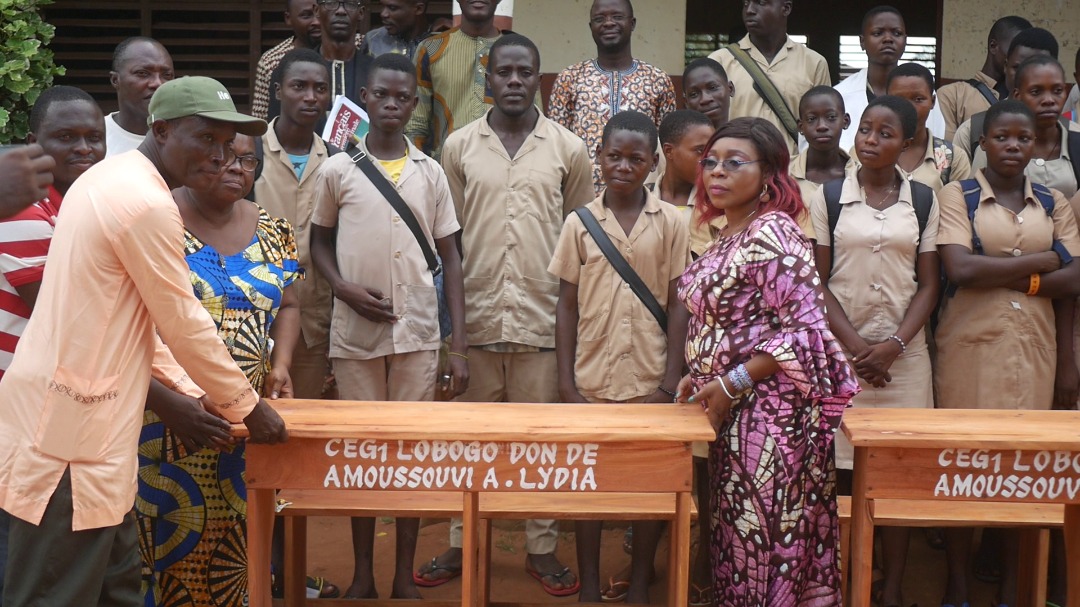 Bénin - Don de tables-bancs au CEG1 Lobogo : Lidya Amoussouvi fait oeuvre utile dans la commune de Bopa