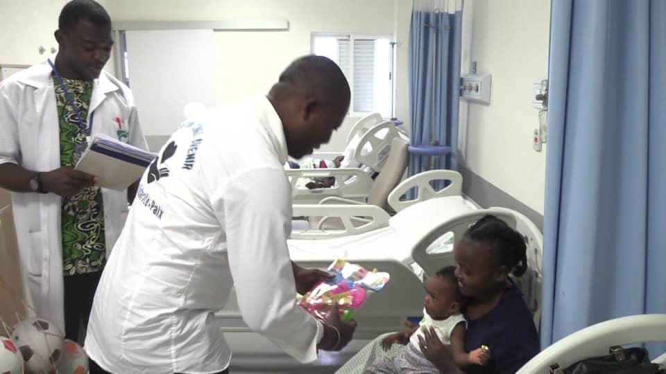 Congo : des jouets de l’association Congo Avenir aux enfants malades à l’hôpital général de Ngoyo