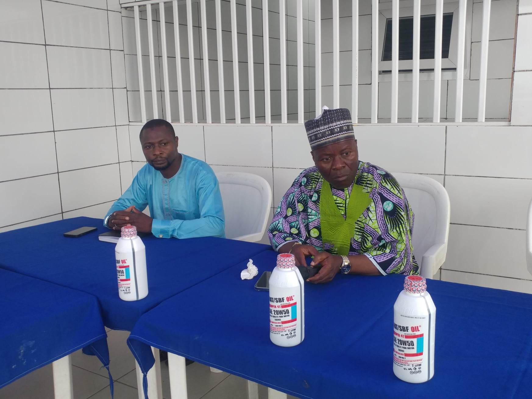 Bénin – Supposé changement de couleurs des bidons d’huile à moteur NAT/SBF : le PDG Abdoul Rafiou Bouraïma rétablit la vérité