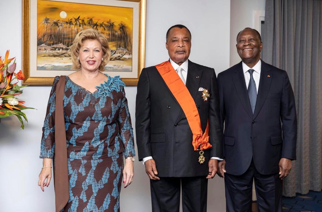Denis Sassou N'Guesso entouré du couple présidentiel ivoirien après sa distinction au rang de Grand-Croix dans l'ordre national ivoirien