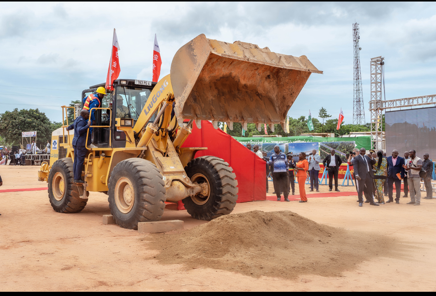 Le président Denis Sassou-N'Guesso lançant les travaux de construction du corridor 13