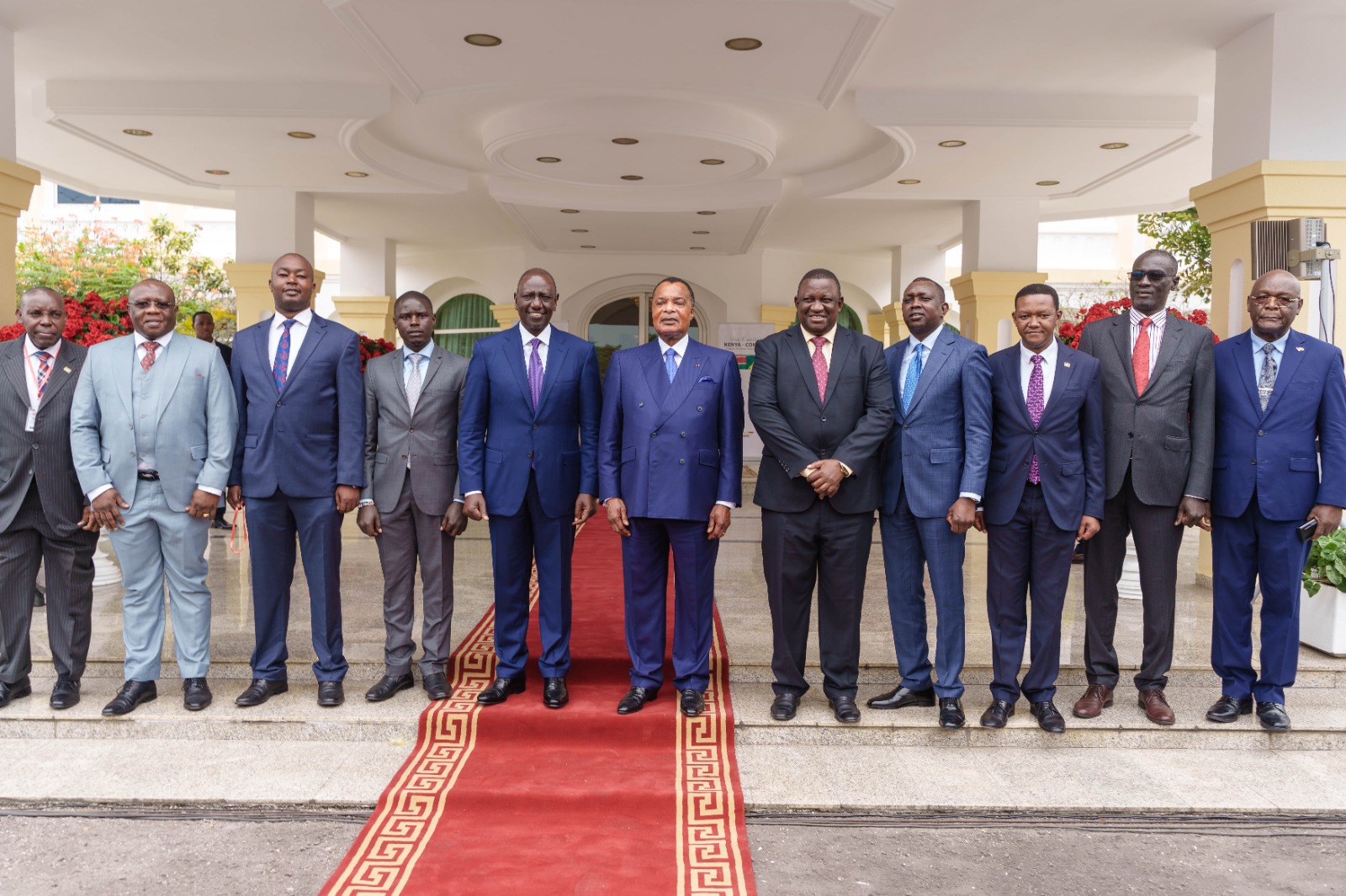 Photo de famille avec la délégation kenyane au palais du peuple à Brazzaville