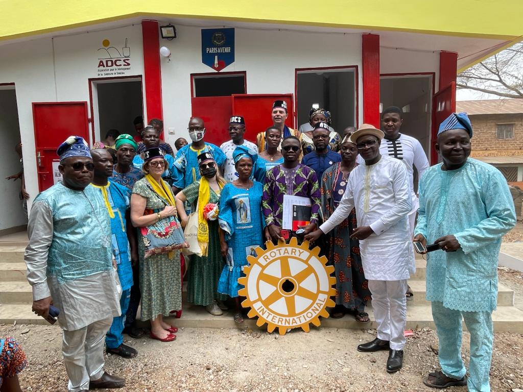 Bénin – Pour assainir Savalou : l’ADCS et le Rotary club Paris Avenir construisent 10 modules de toilettes sèches agro-écologiques