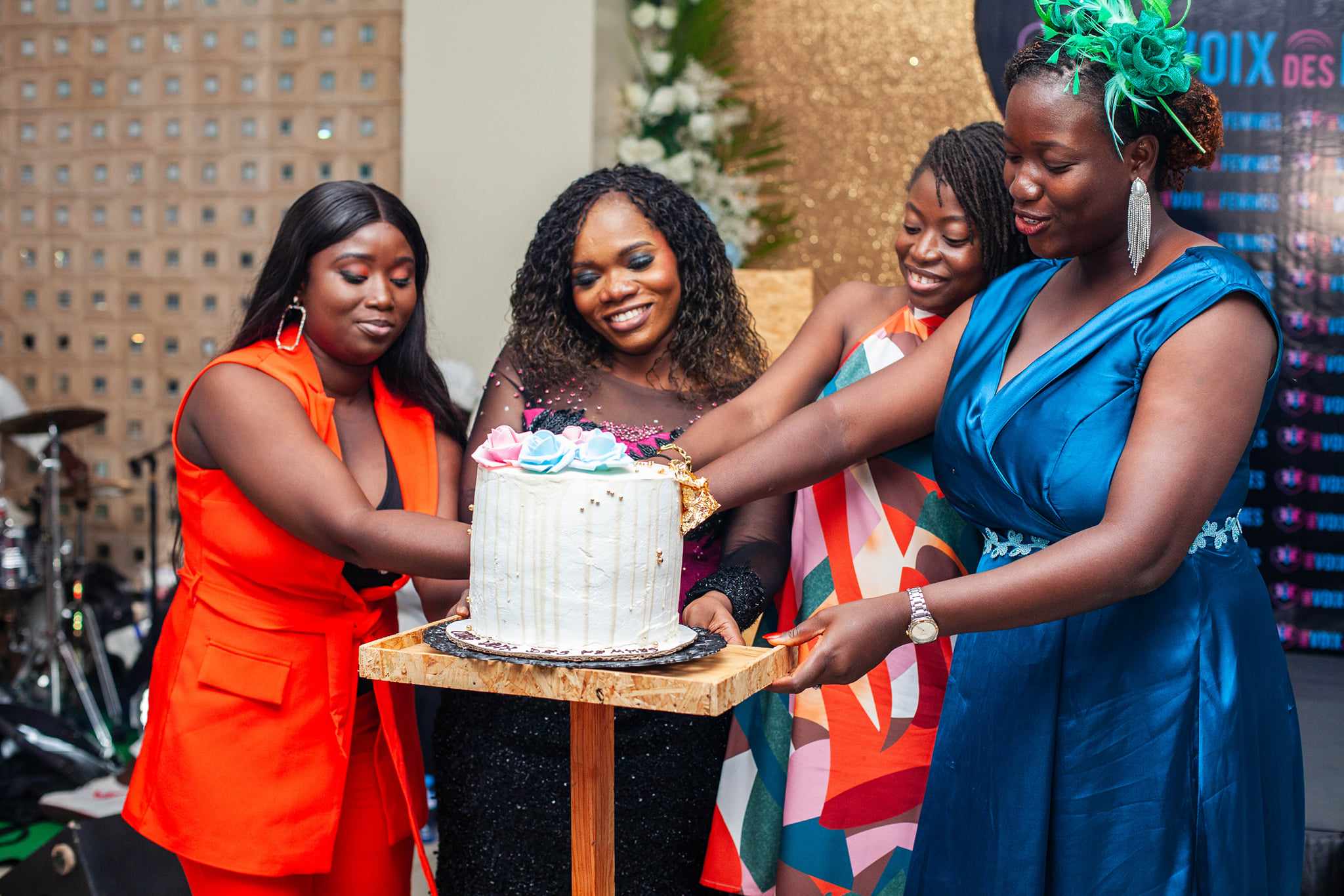 Les responsables de l'ONG Voix des Femmes coupent le gâteau des 5 ans d'existence de l'association
