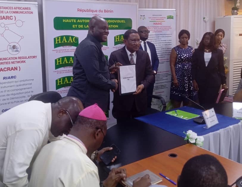 Bénin – AGBANGNIZOUN FM : la 88.1 signe sa convention avec la HAAC et peut désormais émettre officiellement